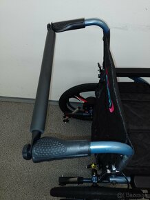 Odlehčený skládací elektrický invalidný vozík - 7