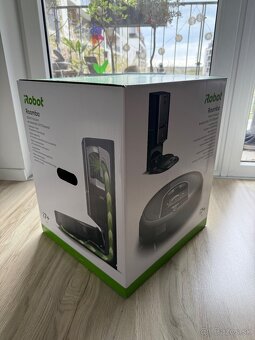 iRobot Roomba i7+ s vyprázdňovacou stanicou - 7