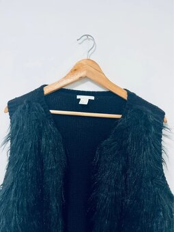 Štýlová čierna chlpatá vesta H&M vel M - 7