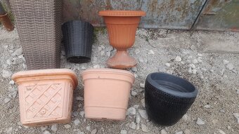 Terakotové kvetináče 10eur, 15eur /kus, veĺké plastové 15eur - 7