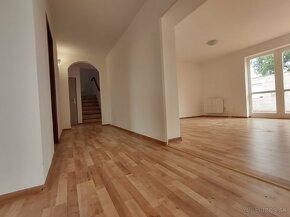 Exkluzívny predaj 6.izb 220m2 RD v obci Horňany a pozemkom - 7