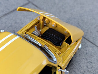 17 cm Renault 8 v mierke 1:24 -------- KOVOVÝ, NOVÝ - 7