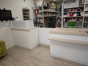 Nábytková zostava pre predajňu. - 7