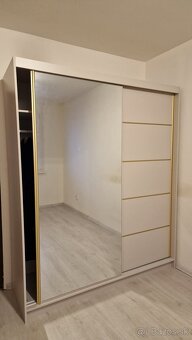 Predám kašmirovú bežovu šatnikovu skrinu - 7