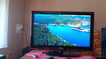 2x Samsung 40" LCD TV - 7