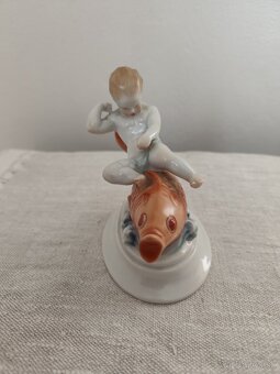 Herend chlapec na rybe porcelánová soška - 7