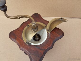 Starý mlyncek na kavu se štítkom - 7