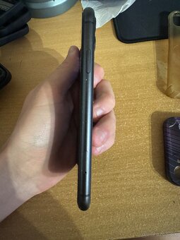 Predám IPhone 11 black, 128gb - 7
