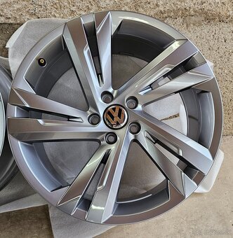 Predám orig. disky VW R-Line Valencia 5x112 R19 8.5J ET38 - 7