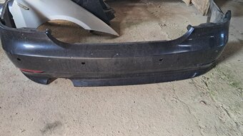 Predám zadný nárazník na bmw e60 a e61 - 7