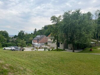 | Slnečný stavebný pozemok 700m2 KOLIBA - 7