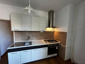 Na PREDAJ príjemný 2-izbový byt s balkónom v tichej a zelene - 7