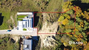 RADO| Výnimočný pozemok pre náročných - úžasné výhľady + pro - 7