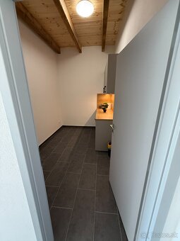 Skladový priestor 261 m² s kanceláriami - Strop 5,1m Komárno - 7