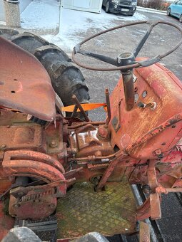 Traktor McCormick v rozobratom stave, aj doklady - 7