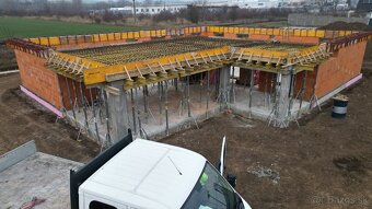 Výstavba domov, hrubá stavba, základová doska, betónové plot - 7