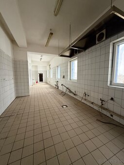 Na prenájom obchodný priestor 400m2  – voľný ihneď - 7