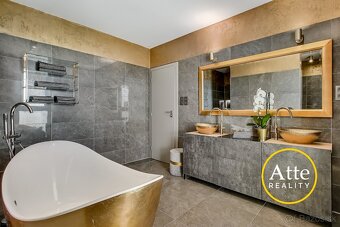 Na predaj ponúkame architektonicky pôsobivú 5-izbovú vilu - 7