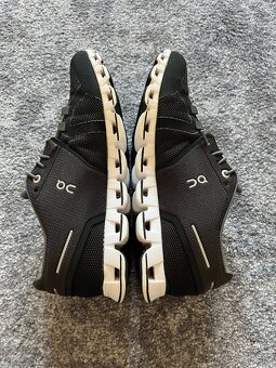 On Runnnig, model Cloud, velikost 38,5 černobílé - 7