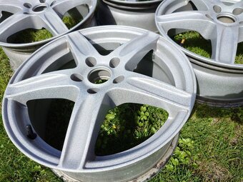 Disky Dezent 7J R17 5x112 ET40 H2 - 7