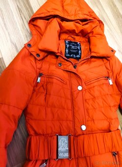 ZIMNÁ DLHŠIA PEKNE TVARUJúCA bunda č.S s kapucňou - 7