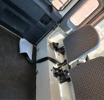 Land Rover Defender - 7