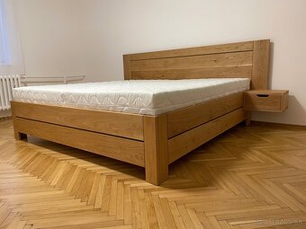 Dubová posteľ z masívu - úložný priestor, nočné stolíky - 7