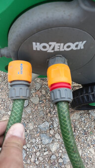 Predám zavlažovací vozík s 25m hadicou a tryskou Hozelock - 7