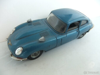 3xJAGUAR E a 2xFERRARI DINO od CORGI TOYS v 1:43 - 7
