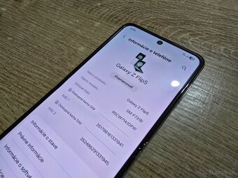 Samsung flip 5 512gb v super stave ma len jemne skrabanceky - 7
