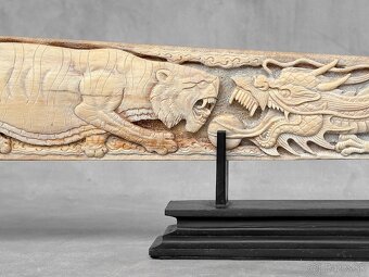 Ručne vyrezávaný Meč z mečúňa na stojane - Tiger a Drak 89cm - 7