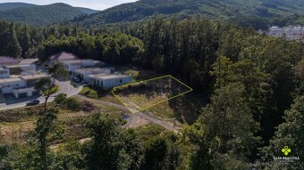 KRÁSNY POZEMOK SO STAVEBNÝM POVOLENÍM, 701 m2 - OBORA 1 - 7