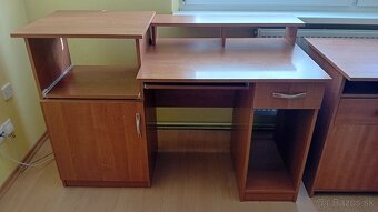 Skrine, 2x písacie stoly, pohovka - 7