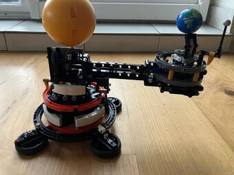 Lego Technic 42152 (lietadlo) a 42179 (pohyb Zeme a Mesiaca) - 7