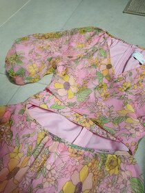 Kvetované spoločenské midi šaty - 7