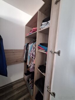 Šatníkova skriňa a stojaci regál - set do dievčenskej izby - 7