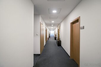 Reprezentatívna polyfunkčná budova so skladom a parkovaním v - 7