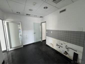 Prenájom prízemného obchodného priestoru 138 m² vo výbornej  - 7