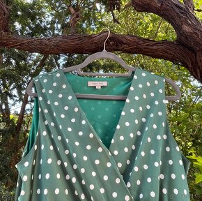 Zelené bodkované letné šaty - 7