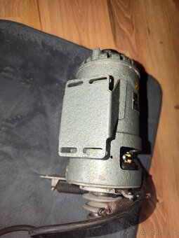 Motor MEZ NÁCHOD, typ EK3L8 135W 220V - 7