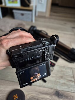 Sony A6400 + plne prislusenstvo - 7
