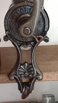 Starožitný liatinový mlynček - 7