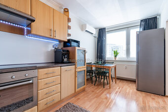 NA PREDAJ PRAŽSKÝ 3 IZBOVÝ BYT S VEĽKOU LODŽIOU - 7