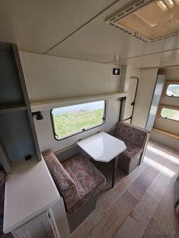 Karavan LMC 490 - predstan s bokami - 7