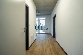 NA PRENÁJOM PRIESTOR S TERASOU A S VYHRADENÝM PARKOVANÍM V - 7