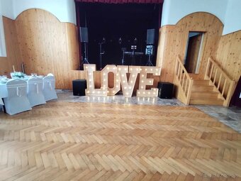 Veľký svetelný nápis LOVE na prenájom - 7