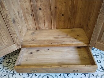 Stará, secesní skříň po renovaci, voskovaná 2 - 7