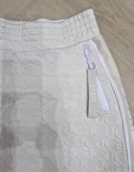 NOVE Guess logovany kremovy crop top, sukna, smotanova sukna - 7