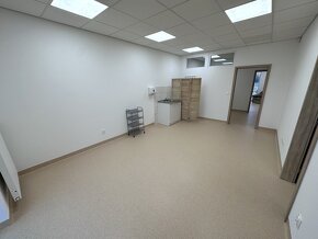 PRÍZEMIE – Obchodný priestor (ambulancia, kancelárie) 87 m2 - 7