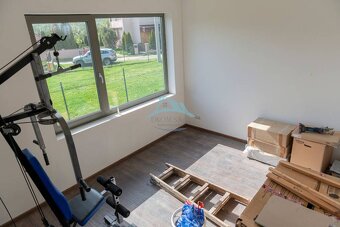 Priestranný dvojpodlažný rodinný dom s veľkou terasou Plášťo - 7